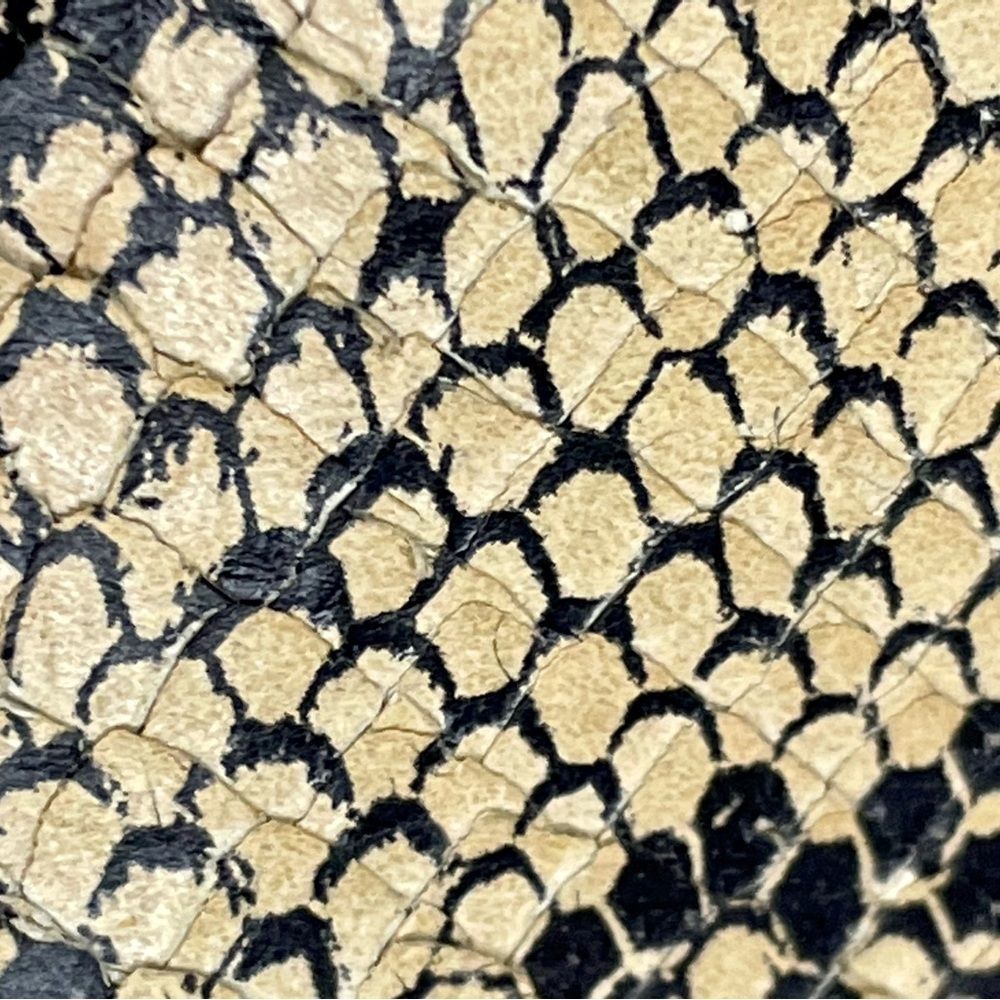 Leather snake skin wallet has cash pockets so that you can stick to your budget - Picture 9 of 14